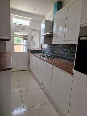 Cheerful 3 Bedroom House in Hersham